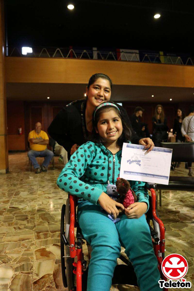 Niña recibe silla de ruedas nueva
