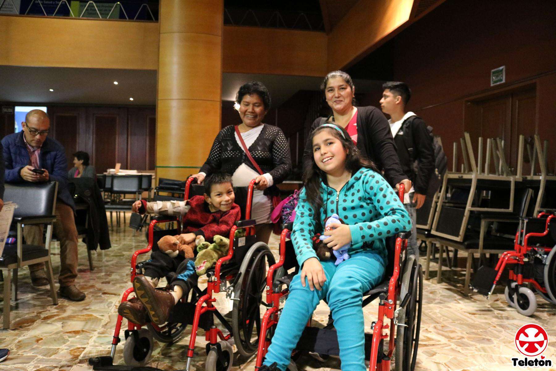 Niños reciben sillas de ruedas