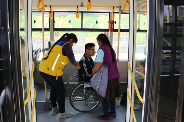 Persona en silla de ruedas dentro de bus